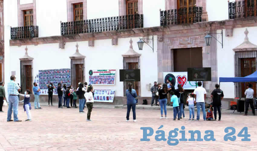 En el marco del Día Internacional de las Víctimas de Desapariciones Forzadas, un reducido grupo de personas que integran colectivos de familias de personas desaparecidas en la entidad, protestaron de manera simbólica en Palacio de Gobierno (Foto Rocío Castro)