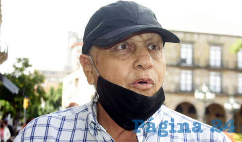 El señor Mauricio Espinoza, un adulto mayor de 74 años de edad, se quejó de lo que tienen que pasar una vez a la semana para comprar la plantilla de vales de descuento para el transporte público: una espera de dos horas o más bajo las inclemencias del clima, y de pie/Foto: Francisco Tapia