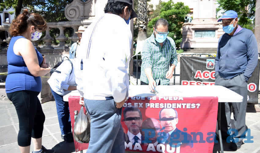 En distintos espacios públicos del estado de Zacatecas, comenzó la recolección de firmas para solicitar se haga una consulta pública en la que el pueblo de México decida si se enjuicia a los expresidentes del país (Foto Merari Martínez Castro)