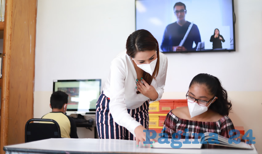 Para que los alumnos continúen sus estudios y estén al corriente en el presente ciclo escolar, la alcaldesa detalló que también están disponibles los Centros Tecnológicos