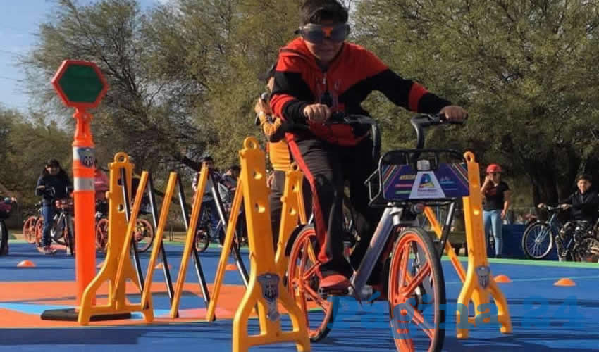El manual contiene información sobre la red de ciclovías en la ciudad, señalética, uso de los carriles, modelos y mecánica de bicicletas