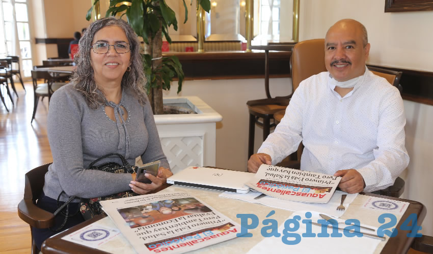 En Sanborns Francia desayunaron Luz Mar&iacute;a Flores Rodr&iacute;guez, empresaria; y Ariel Figueroa Santana, asesor de mercadotecnia