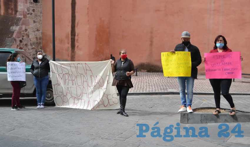 La protesta, dijeron, es porque las autoridades educativas dieron prioridad a egresados de escuelas formadoras de docentes del ámbito público, dejando fuera a quienes se formaron en instituciones privadas, pese a que registraron alto porcentaje en las pruebas magisteriales (Foto Merari Martínez)