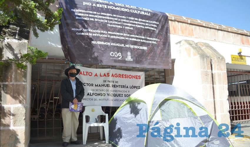 Arturo García Ortega, subdirector de la Banda Sinfónica del Estado, cumplió un día de huelga de hambre a las afueras del Congreso local, pidiendo que el Instituto Zacatecano de Cultura (IZC) Ramón López Velarde respete el recurso que la LXIII Legislatura aprobó para la Orquesta de Cámara y el Coro del Estado (Foto Merari Martínez)
