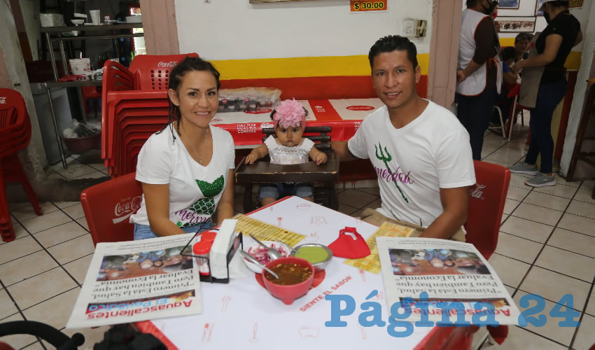 En Gorditas La Merced desayunaron Lorena Proa Lozoya, su hija Mar&iacute;a Julia Mart&iacute;nez Proa y Christian Mart&iacute;nez D&aacute;valos 