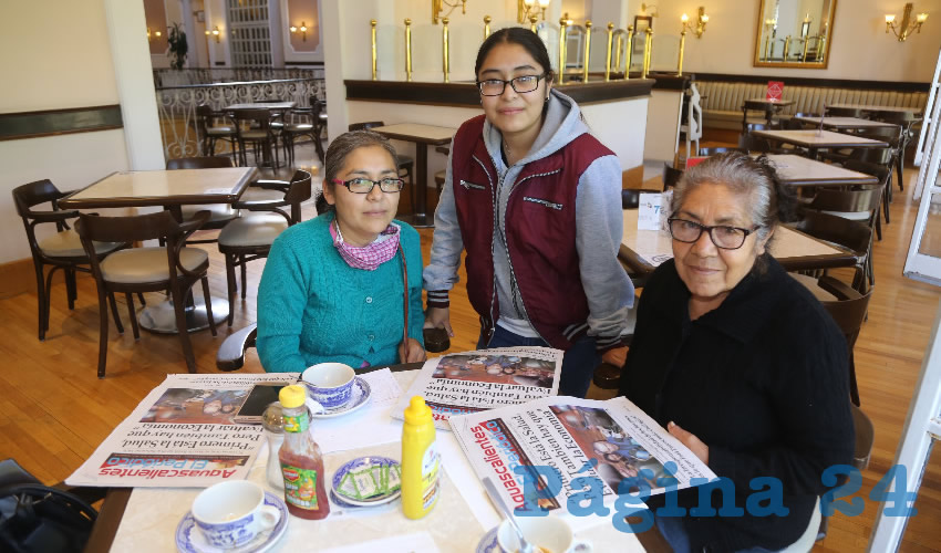 En Sanborns Francia almorzaron Rosario G&oacute;mez Garc&iacute;a, Yesica &Aacute;ngeles G&oacute;mez y Elo&iacute;sa Evangelista, que nos visitan de la Ciudad de M&eacute;xico