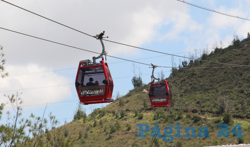 Después de varios meses que estuvo sin funcionamiento el Teleférico, ayer por fin fue puesto en marcha y se vio sobre el Centro Histórico de la ciudad, realizando el recorrido usual desde el cerro del Grillo al cerro de La Bufa y viceversa (Foto Rocío Castro Alvarado)
