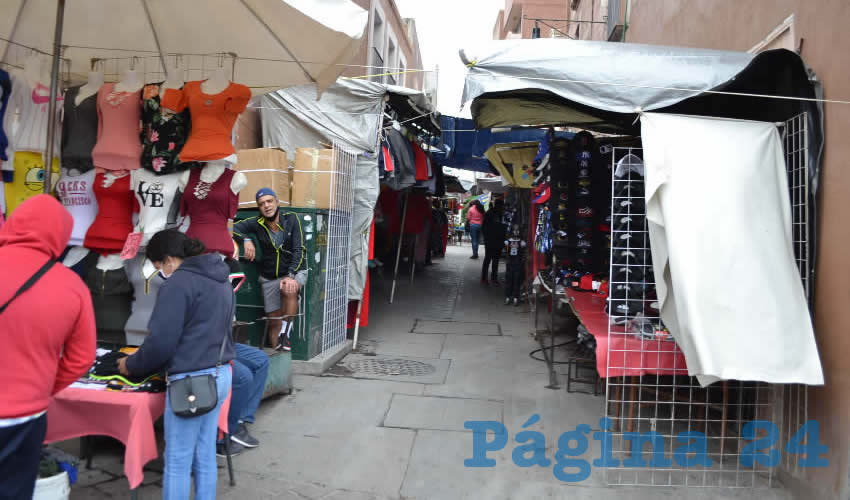  Sin olvidar que en estos espacios hay otros locales comerciales que también sacan su mercancía a varios metros de sus puertas, para mostrar los artículos, calzado y ropa de distintos estilos para lograr algunas ventas, ya que en los primeros meses de la contingencia sanitaria debieron cerrar sus negocios
