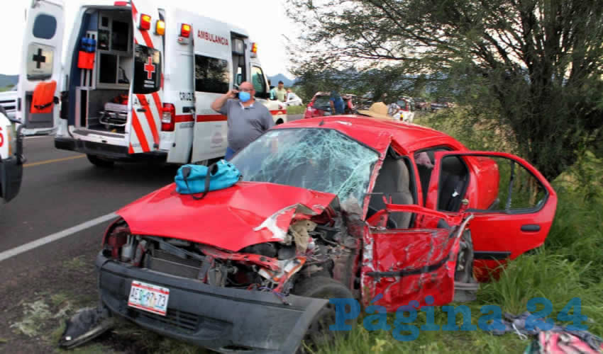 El coche Ford Ikon rojo, con siete personas a bordo, se estrell&oacute; brutalmente contra un &aacute;rbol, en la carretera estatal 16, en Jes&uacute;s Mar&iacute;a