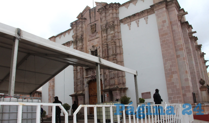 El cerco al Congreso del Estado es “para evitar manifestaciones” y que días previos al informe de labores del gobernador Alejandro Tello Cristerna, tomen el recinto legislativo como ya ha sucedido en años anteriores (Foto Rocío Castro Alvarado)