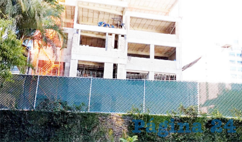 Vecinos afectados por la construcción de una torre de departamentos en la colonia Country Club de Guadalajara exigen que cese la corrupta obra y se resarzan los daños que ésta ha generado en los domicilios aledaños… Antes de que sus propios muros les caigan encima/Fotos: Rafael Hernández Guízar