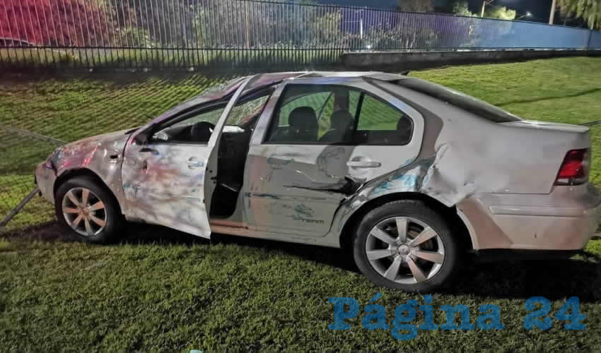 El carro Volkswagen Jetta terminó sobre sus cuatro ruedas, junto al observatorio atmosférico de la Universidad Autónoma de Aguascalientes