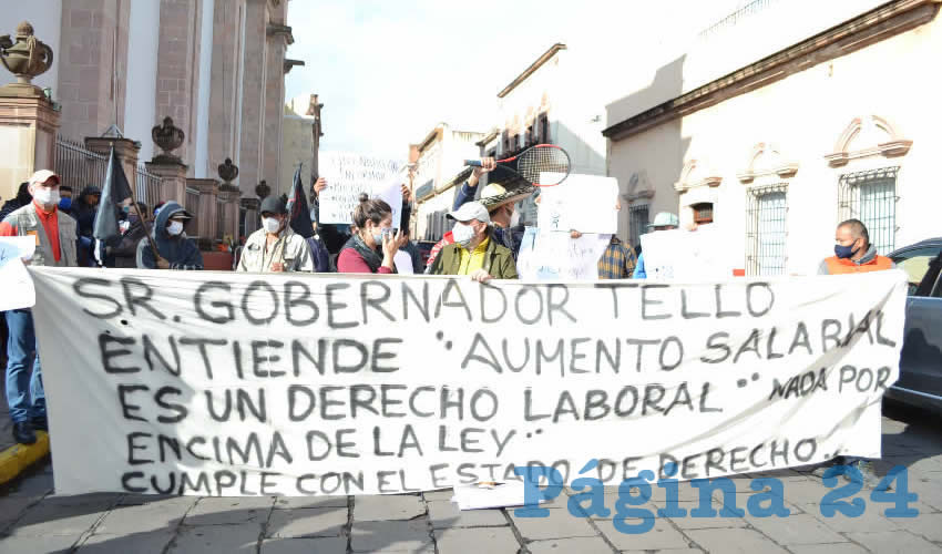 Rivera Nieto agregó que la tarde de antier les retiraron enceres con lujo de violencia, mientras que durante la noche la indicación fue desalojar a los manifestantes que esperarían al gobernador que acudiría a este sitio a rendir el informe.