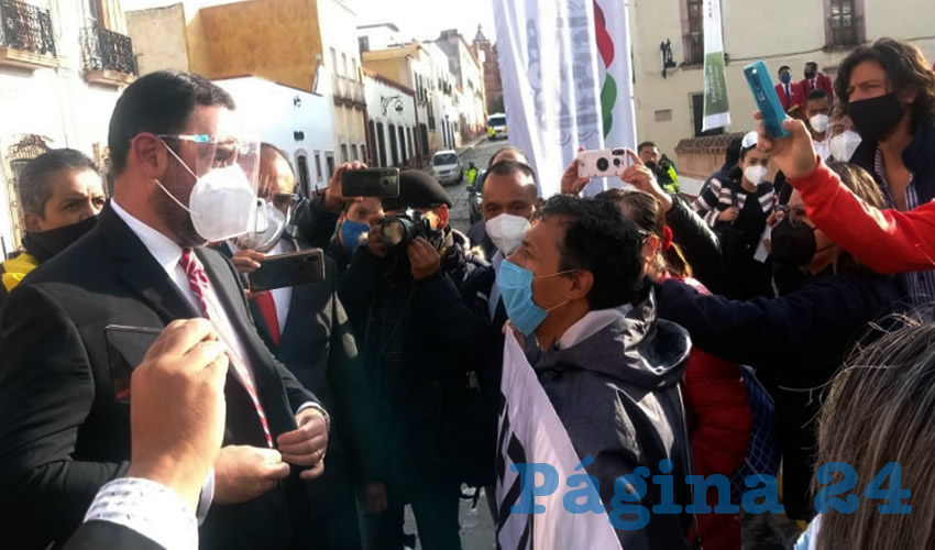 Los manifestantes son trabajadores del Instituto de Seguridad y Servicios Sociales de los Trabajadores del Estado (Issstezac), que con enérgicas consignas, causaron que el mandatario estatal estallara en cólera para responderle a una de las inconformes que encabezó la serie de frases que lo molestaron (Foto Cristo González)
