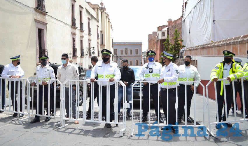 Desde temprana de ayer, muchas de las calles del Centro Histórico capitalino eran vigiladas por elementos de Policía de Seguridad Vial, así como por elementos de la Policía Estatal Preventiva, situación que llamaba la atención de los transeúntes ya que este tipo de operativos no son muy comunes observarlos (Foto Rocío Castro Alvarado)
