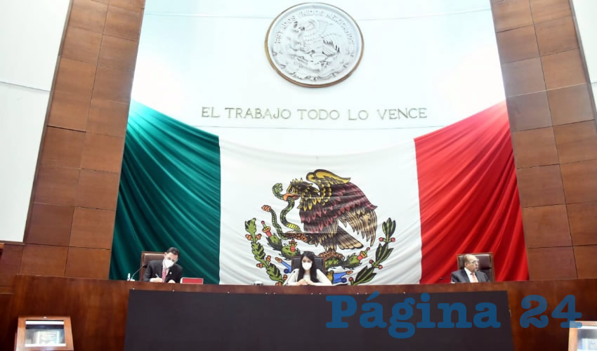 Además de la sesión solemne en la que el gobernador de Zacatecas, Alejandro Tello Cristerna, presentó su informe, ayer también inició el primer periodo ordinario de sesiones correspondiente al tercer año de labores de la LXIII Legislatura del Estado de Zacatecas (Foto Merari Martínez Castro)