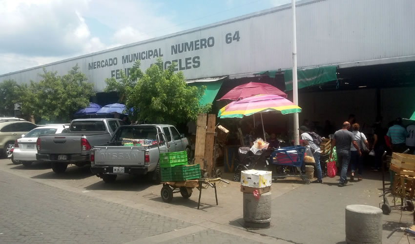 Al menos en lo que respecta a las medidas de higiene en este centro comercial, la dirección de Mercados de Guadalajara se ha encargado de instalar filtros sanitarios y de dotar de cubrebocas a quienes acuden al lugar/Foto: Francisco Tapia