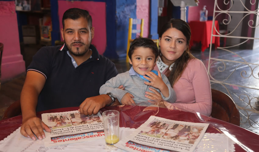Ricardo Jair Sebastián Ruiz, su esposa Yolanda Rodríguez González y su hijo Alexis Santiago Sebastián Rodríguez, compartieron el primer alimento de la mañana en el restaurante La Saturnina