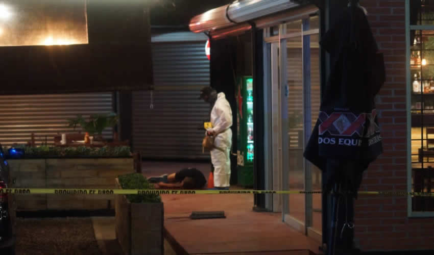 Afuera del bar La Tejuinera, en el cruce de avenida Aguascalientes y calle Cardenal, fue acribillado Erick Ramírez Jiménez “El Tito”, que contaba con 32 años