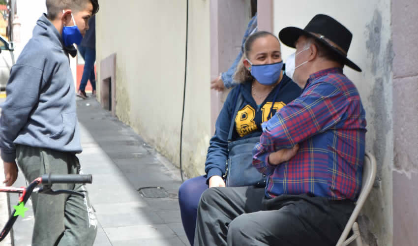 Integrantes del Bloque Plural de Lucha Social y Sindical acudieron a solidarizarse con la huelga de hambre que desde el pasado viernes emprendió Arturo García Ortega, subdirector de la Banda Sinfónica del Estado, debido a que les dejaron de pagar desde junio a los miembros de la Orquesta de Cámara y el Coro del Estado (Foto Merari Martínez)