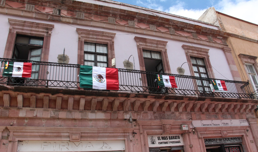 En las calles del Centro Histórico apenas se pueden ver algunos adornos como banderas o pendones con los colores nacionales, en algunos cuantos edificios de las principales calles del primer cuadro, los cuales han sido colocados por propietarios o por los locatarios de distintos negocios (Foto Rocío Castro Alvarado)