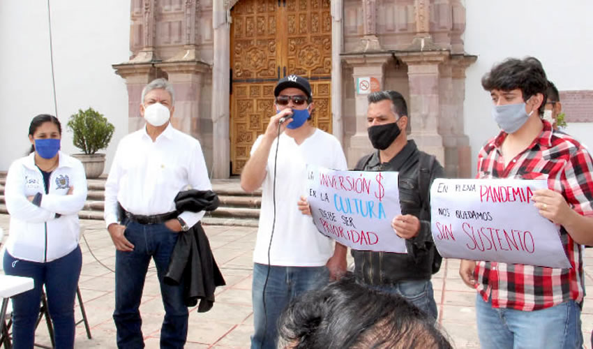 Alma Gloria Dávila Luévano, diputada local por Movimiento de Regeneración Nacional (Morena), ofreció una rueda de prensa en donde la acompañaron integrantes de la Orquesta de Cámara y Coro del Estado de Zacatecas, para solidarizarse con la lucha que está realizando Arturo García Ortega, quien desde hace una semana está en huelga de hambre en la entrada al estacionamiento del Congreso del Estado debido a que a los integrantes de estas agrupaciones se les dejó de entregar una beca (Foto Rocío Castro Alvarado)