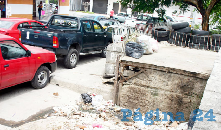 A escasos metros del mercado El Campesino hay espacios que los vecinos han tomado como áreas de desecho; son sitios donde dejan bolsas de residuos e incluso llantas, lo que genera pésimo aspecto visual, además de un foco de infección/Fotos: Francisco Tapia