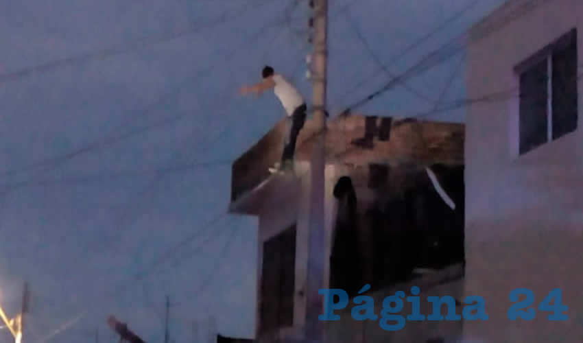 Por cerca de media hora, Jorge “N” “N”, de 32, se mantuvo por los aires, agarrándose de cables, de los cuales ninguno era de luz eléctrica