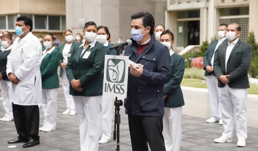Zoé Robledo señaló que gracias a “las manos nobles” del personal del IMSS nadie se ha quedado sin la posibilidad de tener atención médica