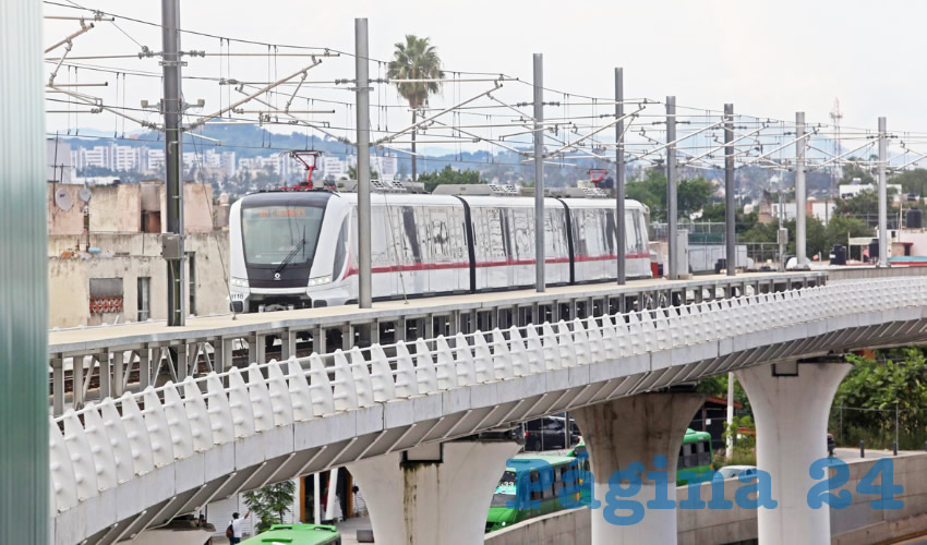 La obra estaba proyectada en 17 mil millones de pesos y se gastaron 35 mil millones, además de tardaron tres años más de lo prometido en terminarla. El trazo contempla 21 kilómetros que unen a Zapopan con Guadalajara y Tlaquepaque, desde Los Belenes hasta la Nueva Central Camionera