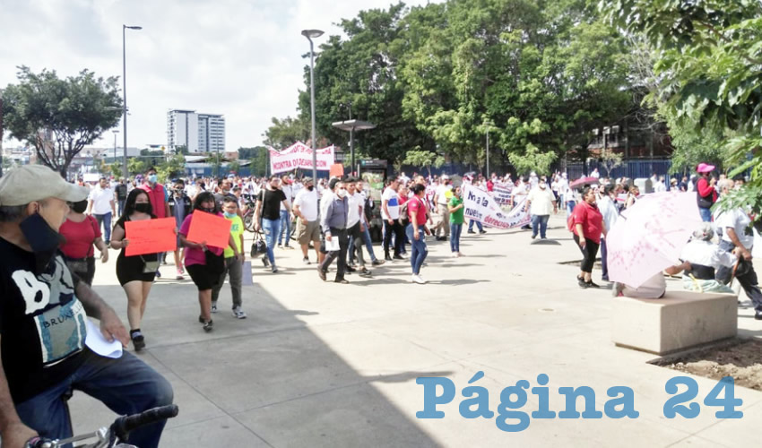 Cientos de locatarios de mercados de Guadalajara marcharon a Palacio de Gobierno, al Congreso de Jalisco y al ayuntamiento de Guadalajara para exigir marcha atrás al decreto con el cual supuestamente los regularizarán; sin embargo, advierten que al firmar perderán sus derechos como concesionarios/Foto: Francisco Tapia