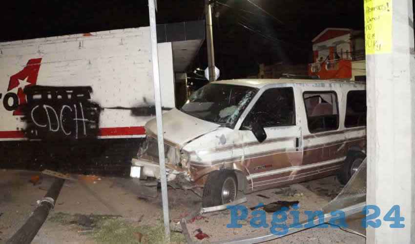 Esta van Chevrolet Astro se fue a estrellar contra la casa 102 de la calle Uxmal, tras ser embestida por la Colorado