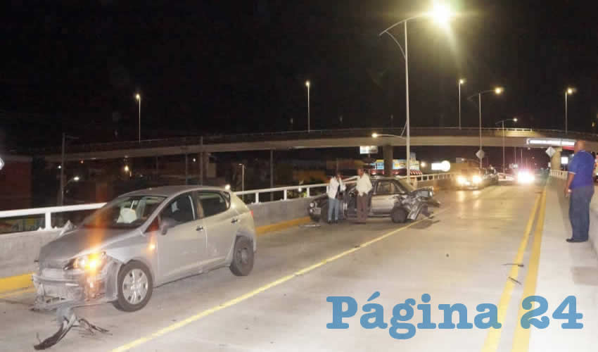 El auto Seat Ibiza, que manejaba Juan Carlos, se estrelló por alcance contra el Nissan Tsuru, lanzándolo contra el muro del puente de Avenida Aguascalientes Sur