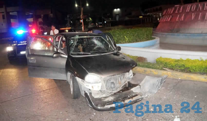 Luego de embriagarse por horas en un bar, cuatro jóvenes se accidentaron en la glorieta situada en el cruce de las avenidas Héroe de Nacozari y Adolfo López Mateos