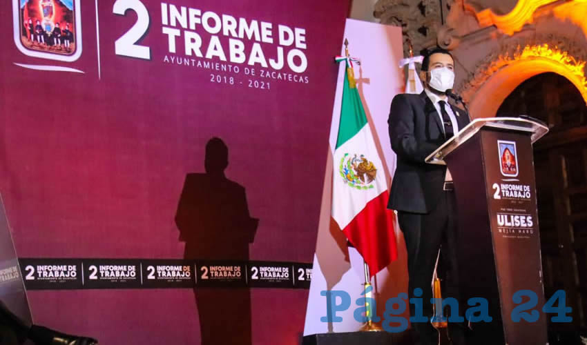 Ulises Mejía Haro, presidente municipal de Zacatecas, rindió su segundo informe de trabajo, comenzando con los honores a la bandera al interior del Teatro Fernando Calderón, posteriormente se trasladó al interior del Ex Templo de San Agustín, donde rindió su mensaje (Foto Cortesía)