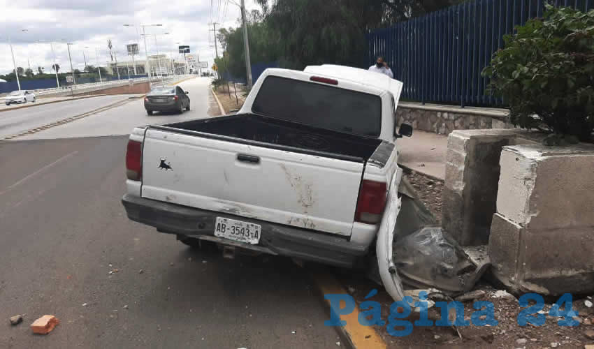 Por una posible falla mecánica, la camioneta se estrelló contra un macetón, en avenida Aguascalientes