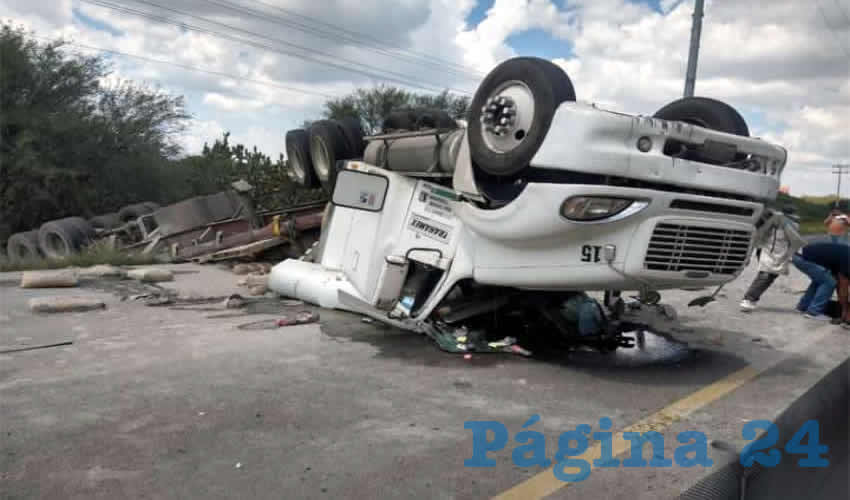 El tractocamión se volcó en la carretera federal 45 sur, cerrándole totalmente el paso a otros vehículos