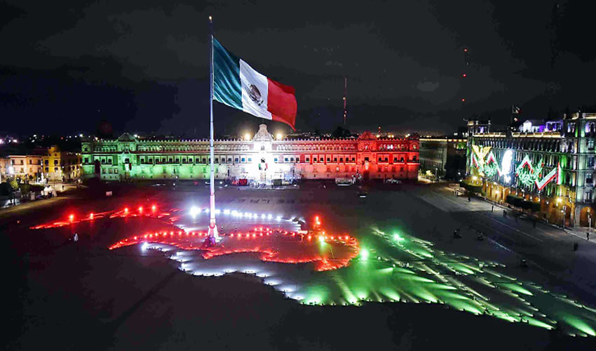 Sobre la Plaza de la Constitución, el Zócalo capitalino, los fuegos pirotécnicos consumaron así la celebración del 210 aniversario del inicio del movimiento independentista