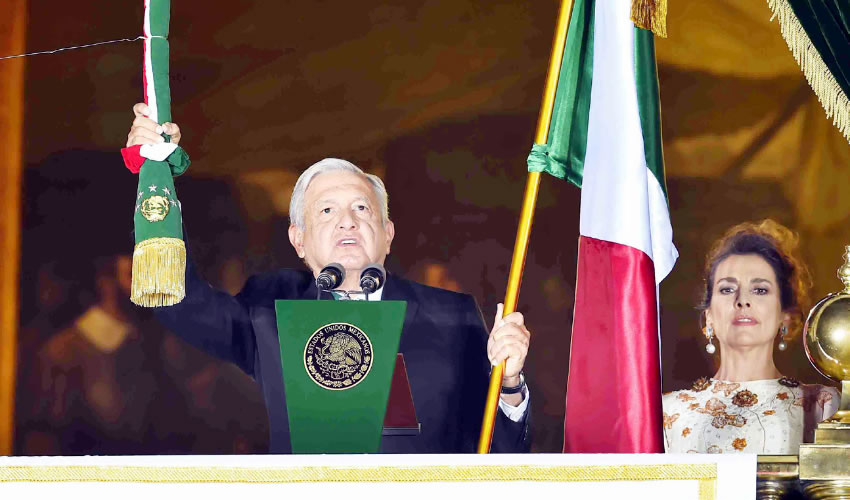 El presidente encabezó la ceremonia del Grito ante una Plaza del Zócalo que lució vacía (Fotos: Presidencia/ Página 24)