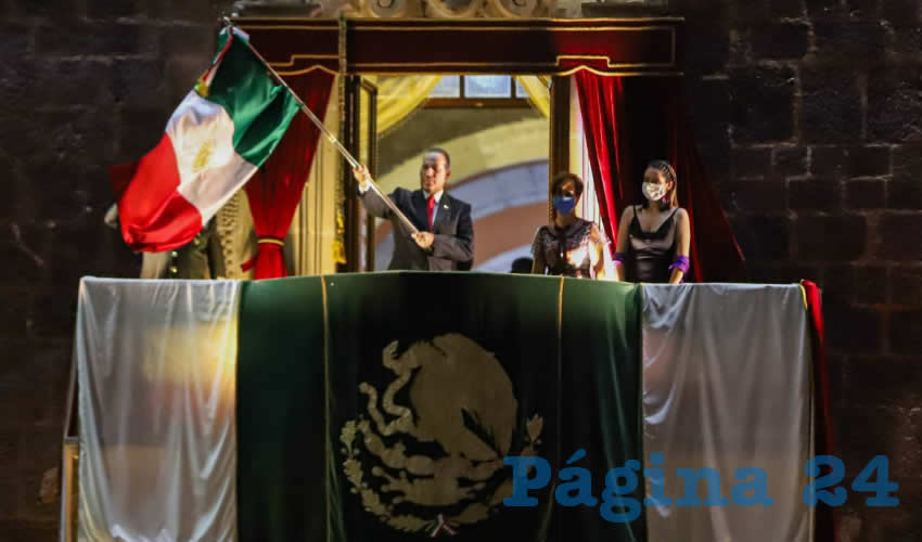 El gobernador estuvo acompañado por la presidenta del DIF Estatal, Yolanda Ramírez de Orozco, durante el acto que recuerda que México es un país que conquistó su libertad