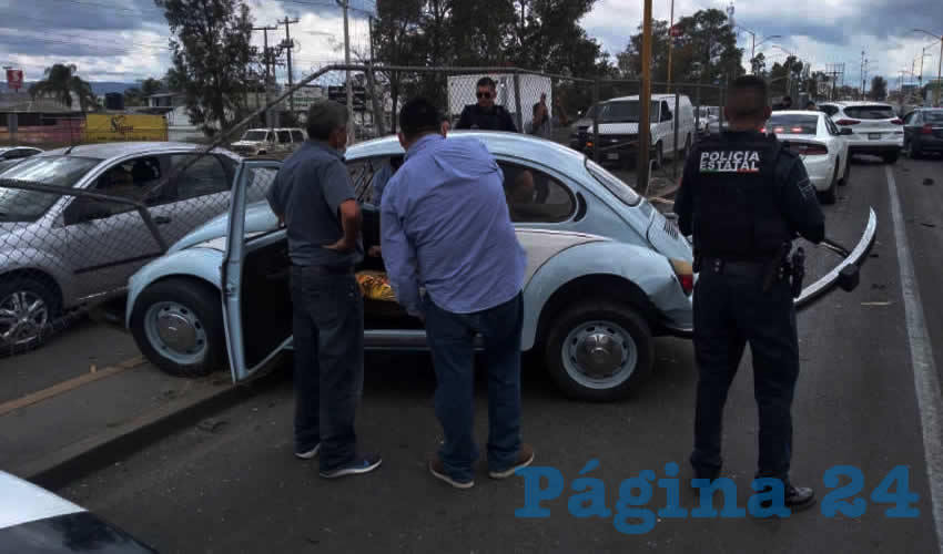 En bulevar a Zacatecas, Elizabeth “N” “N”, de 28 años, derribó la malla ciclónica del camellón central y fue embestida por una camioneta
