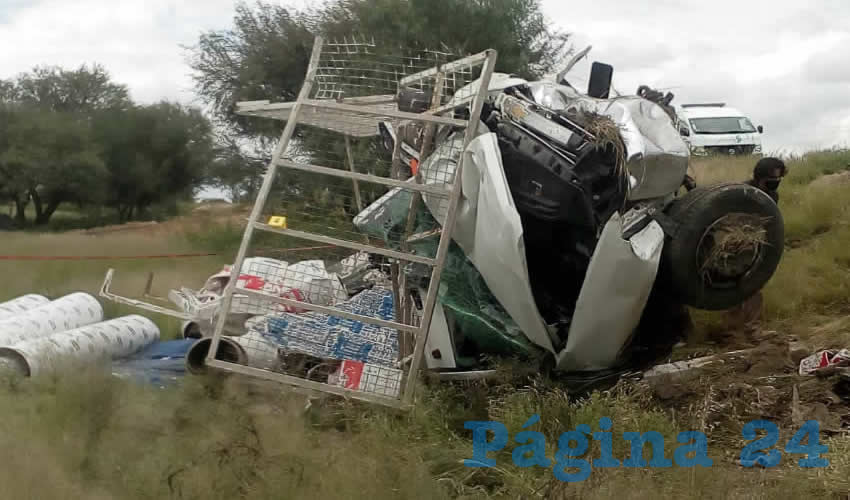En la carretera federal 45 norte, a la altura de El Salitrillo, Rincón de Romos, encontró terrible final Carlos Iván Rojas, de 24 años de edad, al chocar y volcarse su camioneta
