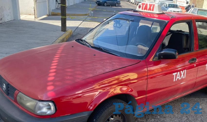 El taxi en que escapaban las cuatro rateras, mismas que obtuvieron ocho bolsas de prendas en varios negocios de Villa Hidalgo, Jalisco