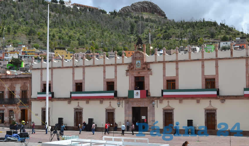 Previo a la ceremonia del Grito de Independencia, desde las primeras horas de ayer, elementos de la Dirección de Policía de Seguridad Vial (DPSV) resguardaron el Centro Histórico de la capital para evitar congestionamiento (Foto Merari Martínez)