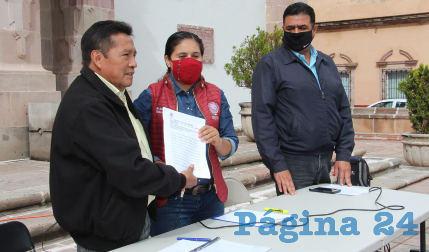 Alma Gloria Dávila Luévano, diputada local por Movimiento Regeneración Nacional (Morena), acompañada por Manuel Alvarado Pérez, líder estatal de la organización campesina El Barzón, presentaron una propuesta realizada por productores de frijol del estado para echar a andar las plantas beneficiadoras de Calera y Sombrerete a fin de evitar la venta de la primera (Foto: Rocío Castro Alvarado)