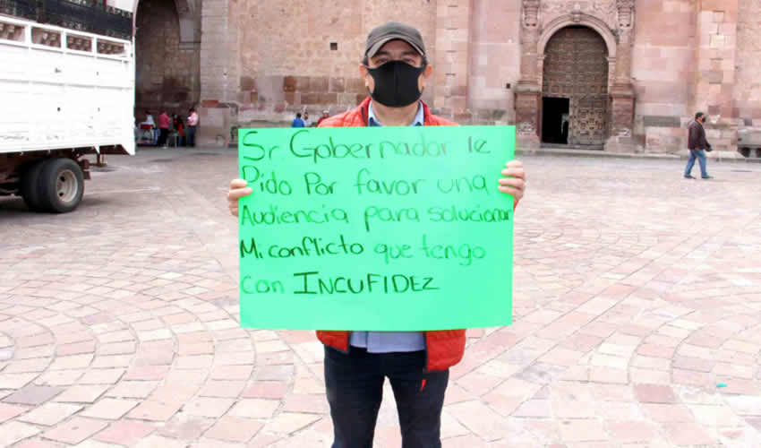 Alfredo Luna Quintero se manifestó a las afueras de Palacio de Gobierno para exigir una audiencia con el gobernador Alejandro Tello Cristerna (Foto: Rocío Castro)