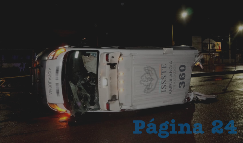 En el cruce de las avenidas Convención Norte e Independencia, la unidad del ISSSTE fue embestida por una camioneta y, tras estamparse contra un semáforo y un poste, se volcó sobre su costado izquierdo