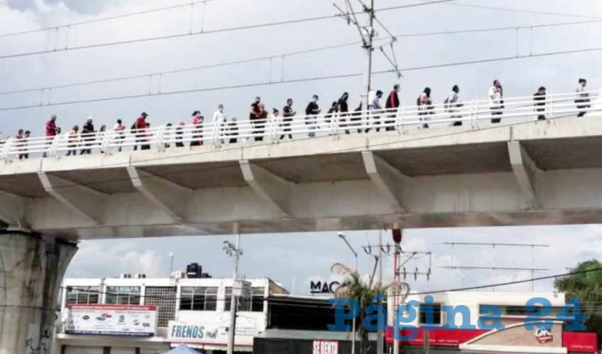 A una semana de su inauguración, el flamante sistema de transporte dejó a cientos varados en un desperfecto eléctrico que duró tres horas; el Sistema de Tren Eléctrico Urbano (Siteur) dijo que la Secretaría de Comunicaciónes y Transportes (SCT) aún no les ha entregado la obra, y que “no permitirán” este tipo de situaciones/Foto: Especial