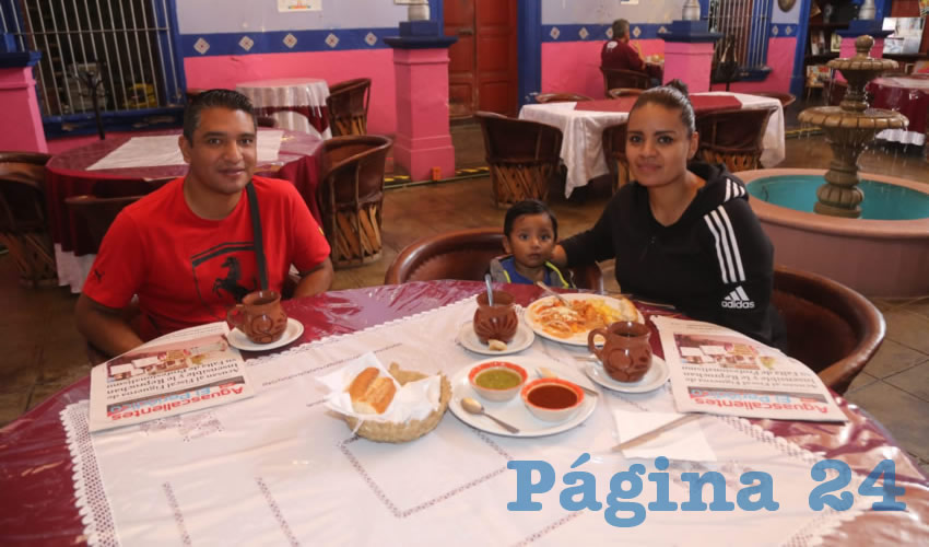 En La Saturnina compartieron el pan y la sal Osvaldo Marín Luévano, su hijo Leonardo Marín Urenda y Esthela Urenda Zamarripa