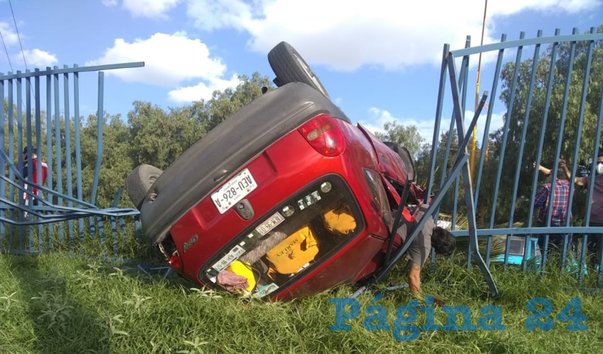 A la altura del Observatorio Atmosférico, el automóvil Chevrolet Chevy se estampó contra una palmera y al volcarse chocó y destrozó el barandal de la UAA